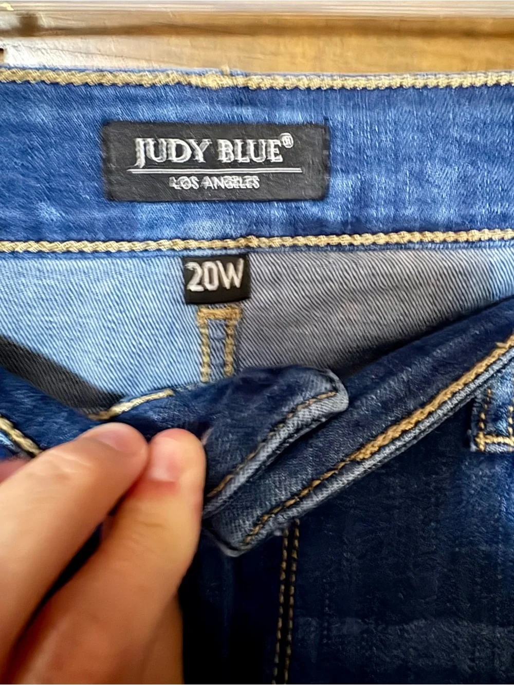 Judy Blue Distressed Ankle Jeans in Blue Wash